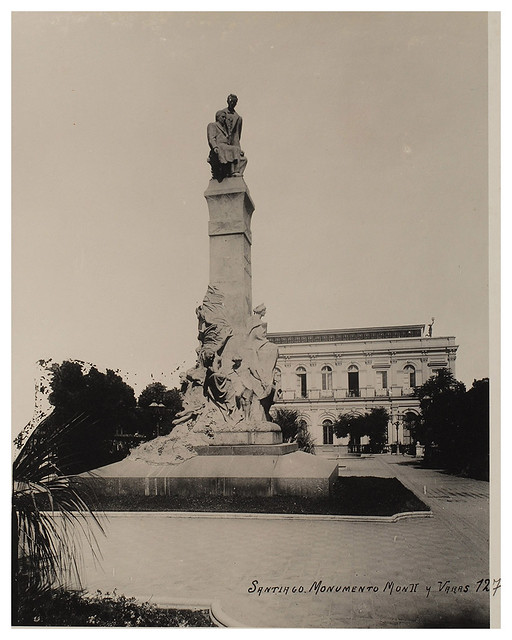 1904 monumento a Montt y Varas, al fondo el palacio Larrain que luego albergaría al Mercurio de Santiago.