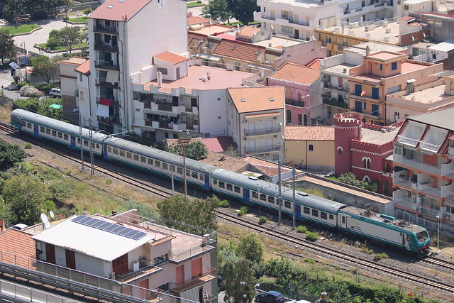 FS: E464 001 mit Regionalzug nach Catania Centrale in Letojanni