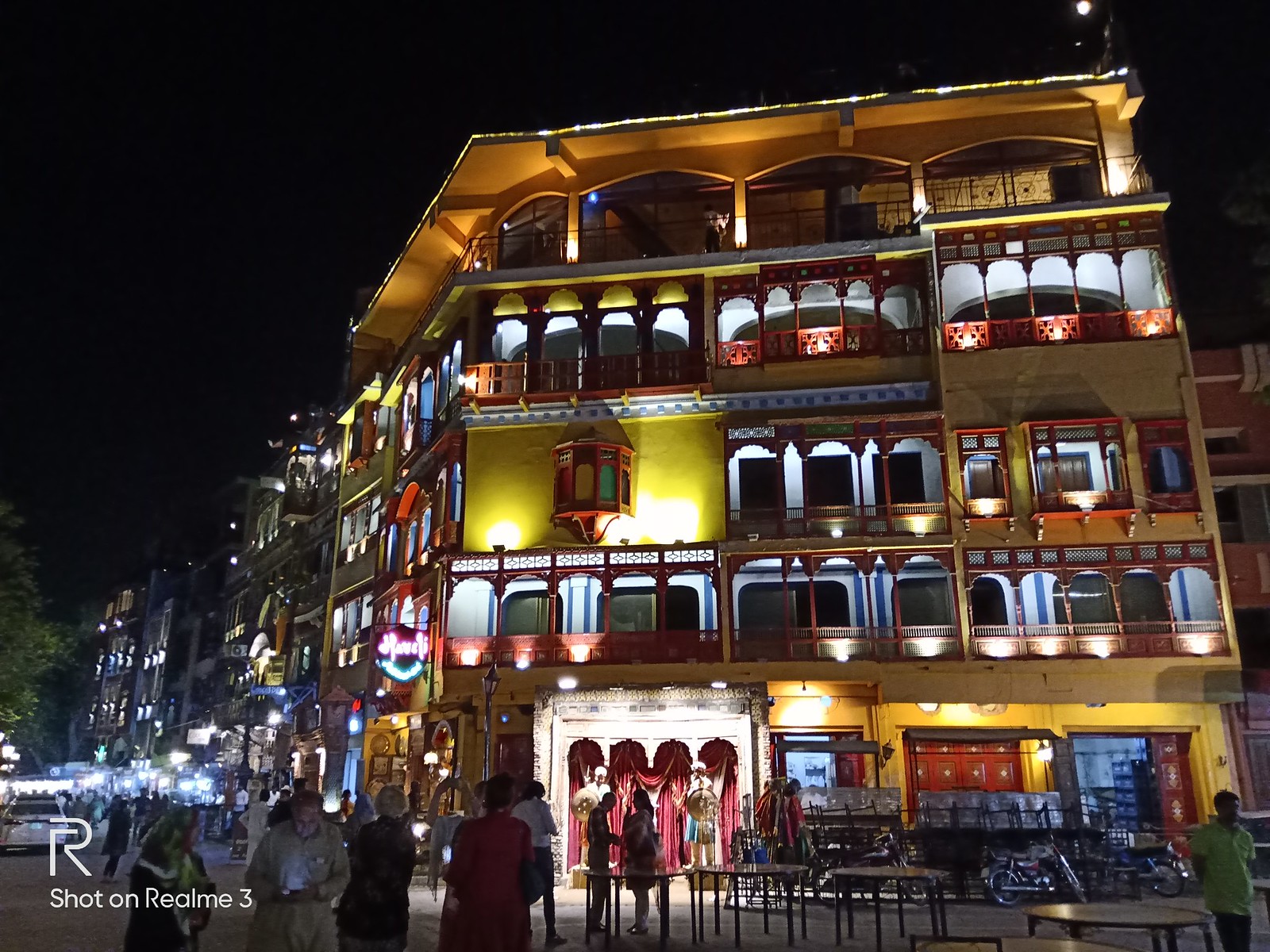 Building Picture at Night with Auto Mode on Realme 3