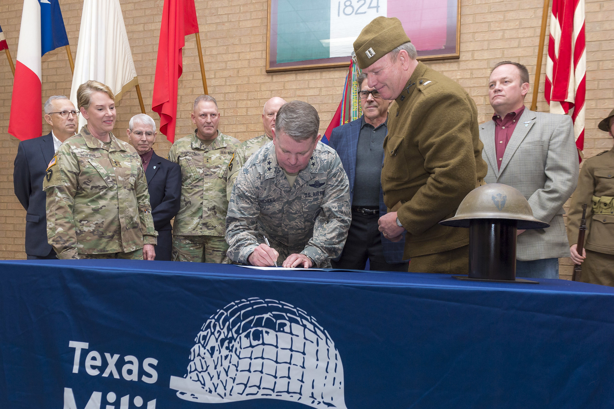 U.S. Secretary of Energy presents gift to TXMF Museum