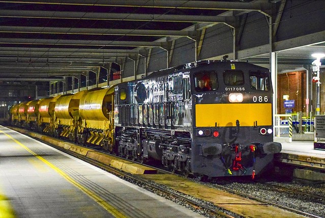 Ex works 086 with the HOBS wagons passing through Pearse station with the 19:55 North Wall to Greystones movement 04/02/19
