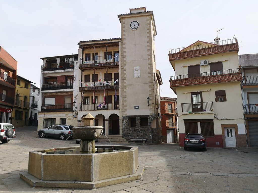 Ayuntamiento fuente Plaza Mayor Casar de Palomero Municipio Las Hurdes Cáceres 08