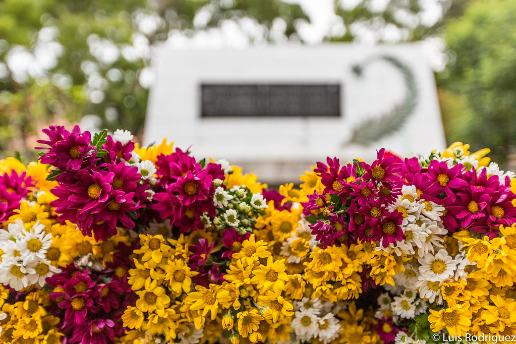 Ofrendas de flores en el monumento Himeyuri, un lugar que te rompe el coraz&oacute;n