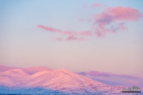 abisko sweden swedishlapland europe march winter cold snow snowy scandinavianmountains nikond750 nikon180mmf28 telephoto evening sunny clouds sunset alpenglow pink purple váivvánčohkka peaks