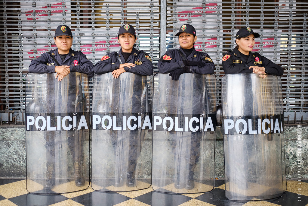 Policia en la Plaza de Armas de Lima, Perú
