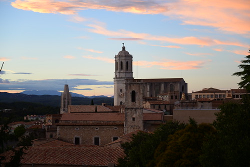 atardecer sunset nubes clouds catedraldesantamaría casasdelonyar gerona girona cataluña catalunya catalonia spain nikon d610 nikond610 fullframe nikkor2470mm 2470mm afsnikkor2470mmf28ged davidbarriolópez davidbarrio