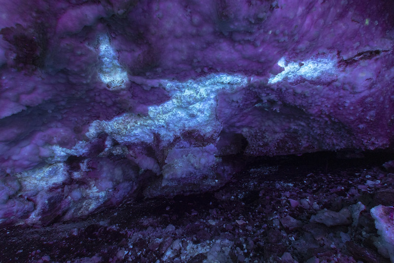 Gypsum crust, longwave light, Cumberland Caverns, Warren County, Tennessee