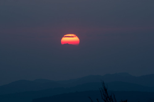 Coucher de Soleil sur le Canigou depuis le Var by bruno Carrias, Depuis la Pyramide de Cassini(784m) au Nord-est de Revest-Les-Eaux dans le Var le soleil passe derri