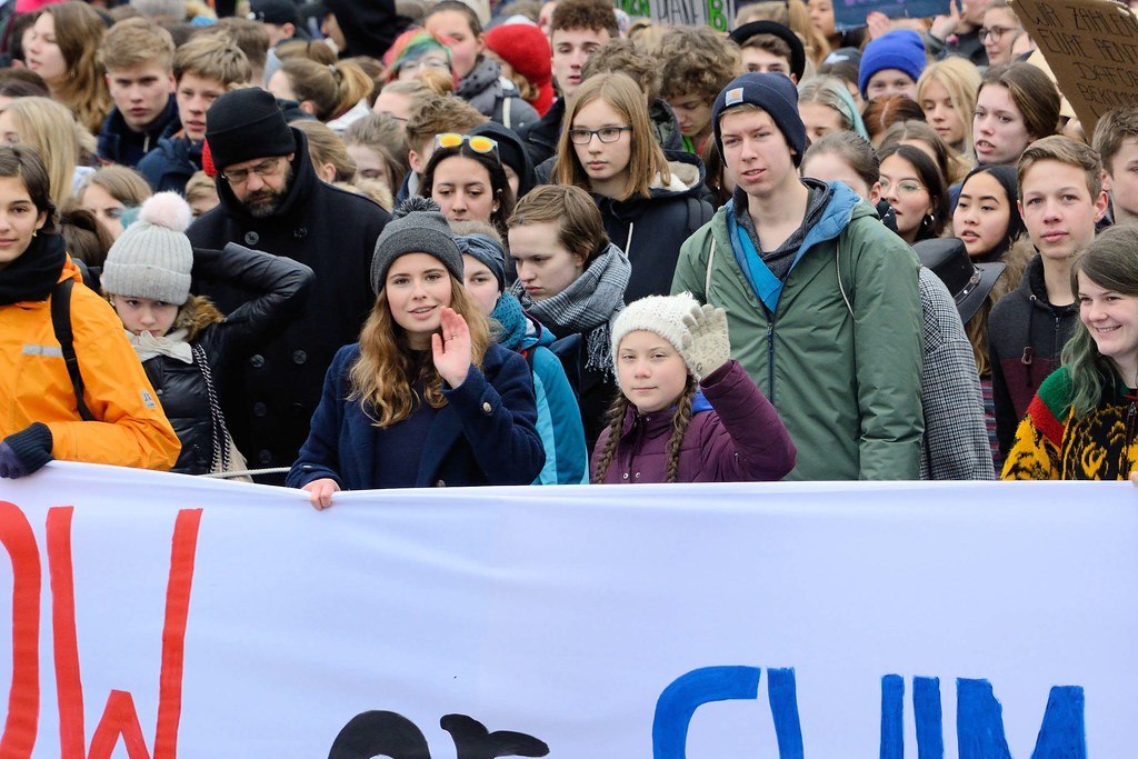 3693 Fridays for Future - Demo in Hamburg - 01.03.2019. Spitze des Demonstrationszuges auf der Lombardsbrücke - die Klimaaktivistinnen Greta Thunberg und Lisa Neubauer an der Spitze hinter dem Transparent.