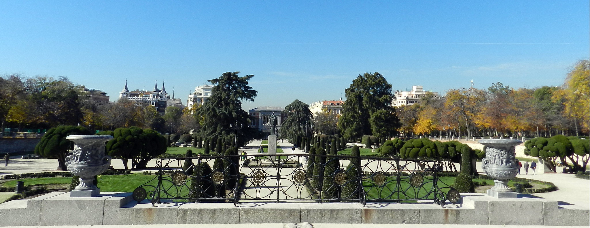 Monumento Jacinto Benavente y mirador Plaza Jardin del Parterre Parque del Retiro Madrid