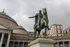 Estátua na Piazza del Plebiscito em Napoli