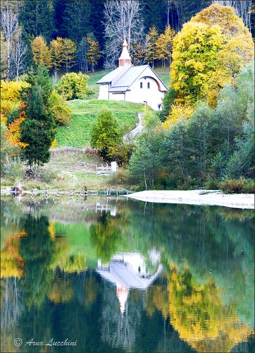 chapelle saintbruno bellevaux hautesavoie france vallon lac chèvrerie vert automne bleu jaune eglise nikon arno18 reflets