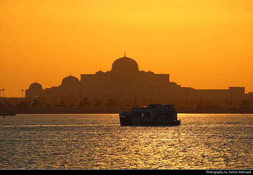 presidential palace präsidentenpalast palast palais présidentiel palazzo presidenziale 总统府 대통령궁 목록 architecture architektur dome roof silhouette silhouettes boat landmark building sky evening sun glow sunset ocaso sonnenuntergang coucherdesoleil pôrdosol tramonto 日落 日没 غروب light yellow licht abend dusk dämmerung abu dhabi أبوظبي abou dabi 阿布扎比 アブダビ市 아부다비 абудаби united arab emirates uae vereinigte arabische emirate vae الإمارات العربيّة المتّحدة emiratos árabes unidos eau émirats arabes unis 阿拉伯联合酋长国 アラブ首長国連邦 아랍에미리트 объединённые арабские эмираты оаэ