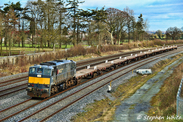 IÉ 084 with Empty Panel train @ Stacumny Bridge, Co. Kildare