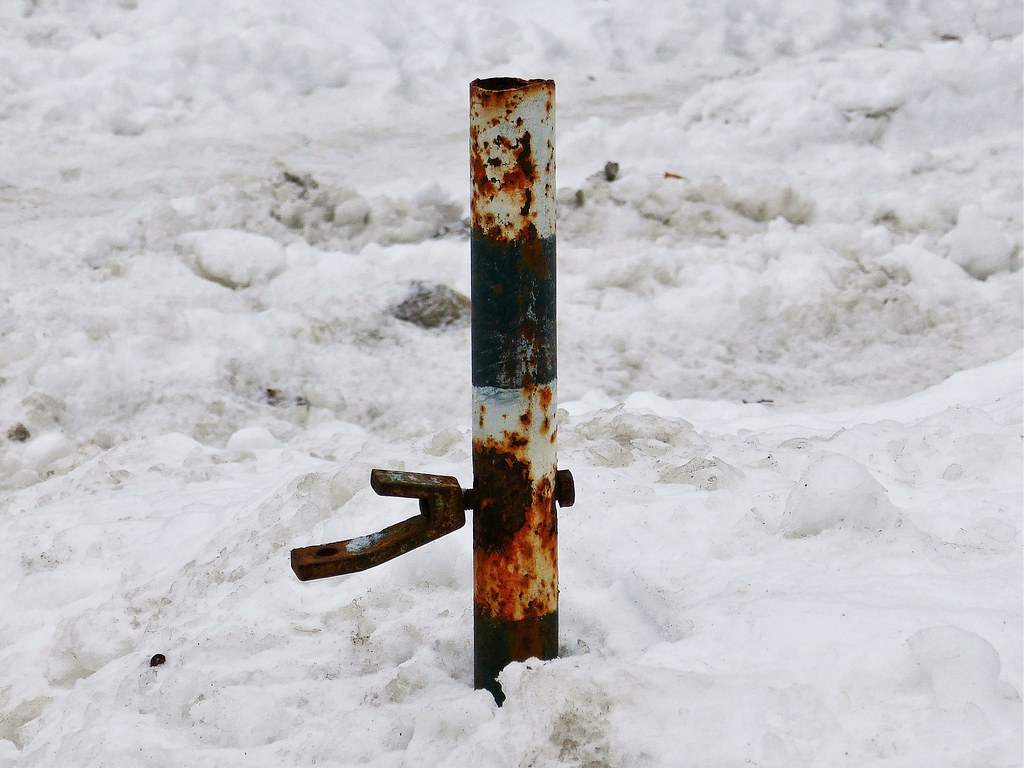 Snow. Rust. Minimalism