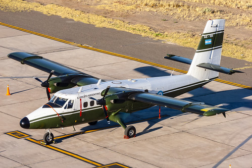 aircraft airplane airport airtrafficcontroller controltower avgeek aviation avion neuquen ejercitoargentino argentinianarmy argentina military apron spotterlife spotter planespotter plane twinotter perfectlight sunset