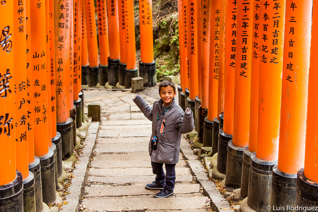 Eric en Fushimi Inari, una de las visitas m&aacute;s recomendadas para una ruta por Kioto en 3 d&iacute;as