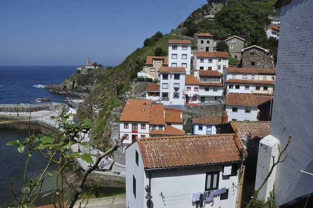 vistas del pueblo con el faro al fondo-Cudillero-asturias