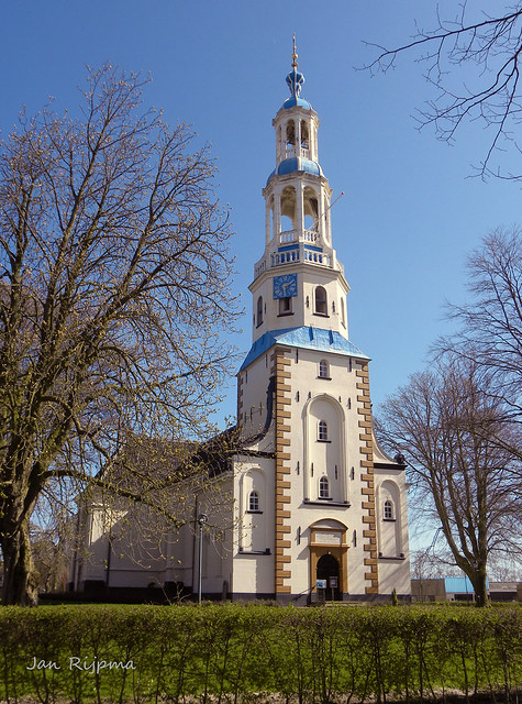 Mariakerk (48m) Uithuizermeeden gebouwd in de 13e eeuw. Groninger kunstenaar Allert Meijer ontwierp de herenbanken en de preekstoel.  Jan de Rijk deed het houtsnijwerk.  Het Hinsz-orgel is gebouwd in 1785 door Albert Anthonie Hinsz.