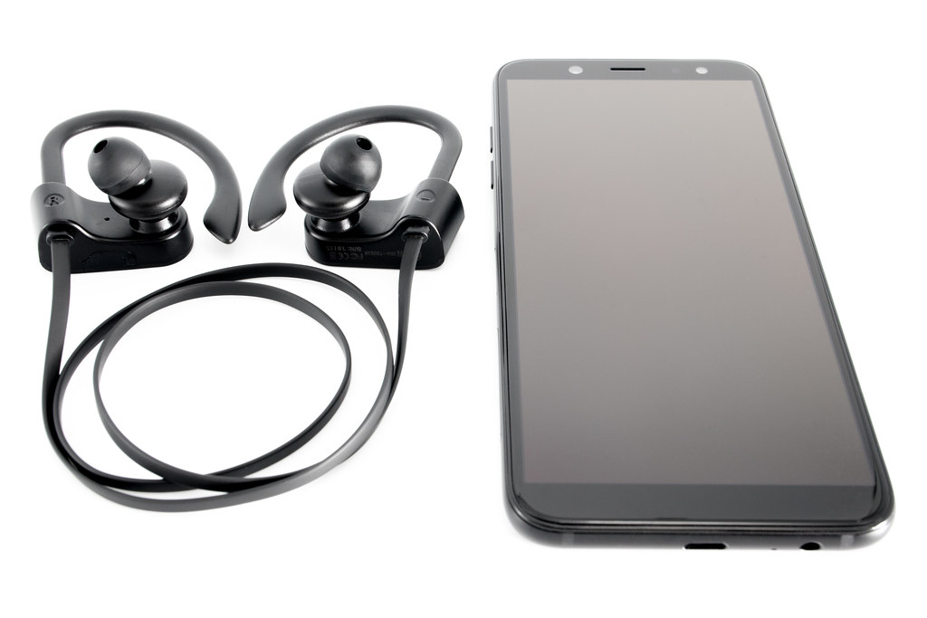Kabellose Bluetooth Kopfhörer und ein Handy