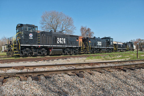 lrs 2424 laurinburg nc mp15dc train railroad locomotive trees grass sky