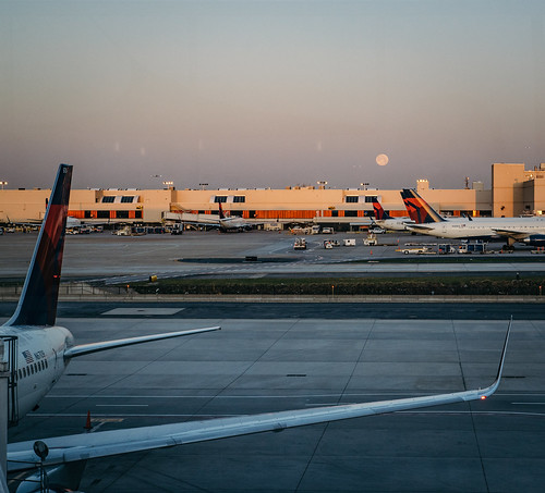 morning building airport sunrise moon plane terminal atlanta wing sky tarmac dawn atl hartsfieldjacksonatlantainternationalairport georgia