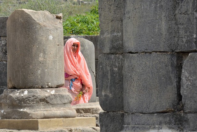 Femme berbère dans les ruines de Volubilis