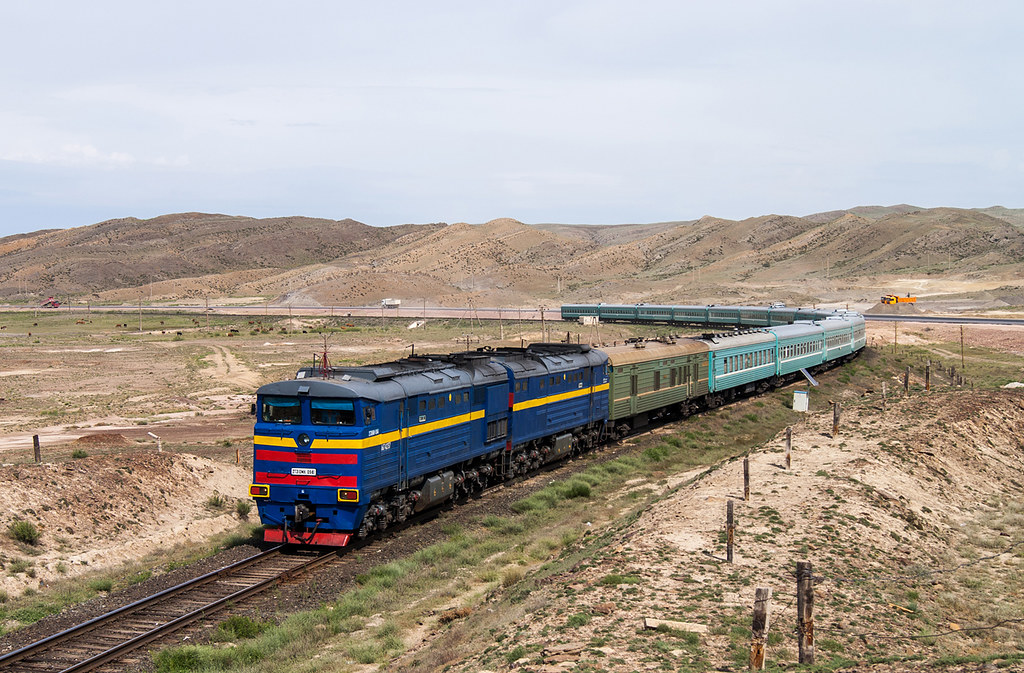 Тепловоз 2ТЭ10МК-0941 с пассажирским поездом №37 Астана - Мангышлак