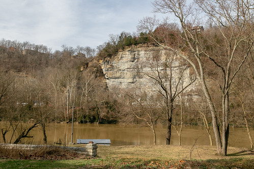 valley cliff kentuckyriver frankfort kentucky unitedstatesofamerica us franklincounty forest hills topography river trees limestone cliffface