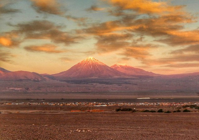 Atardecer en el mirador de la Cruz Papal con al vista volcán Licancabur. San Pedro de Atacama. Chile.