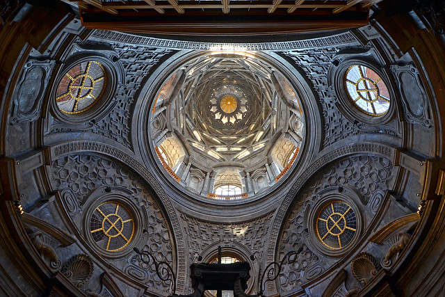 Cappella della Sacra Sindone, looking up