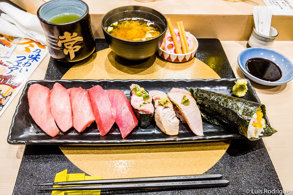 Sushi de la barra de sushi Uokan