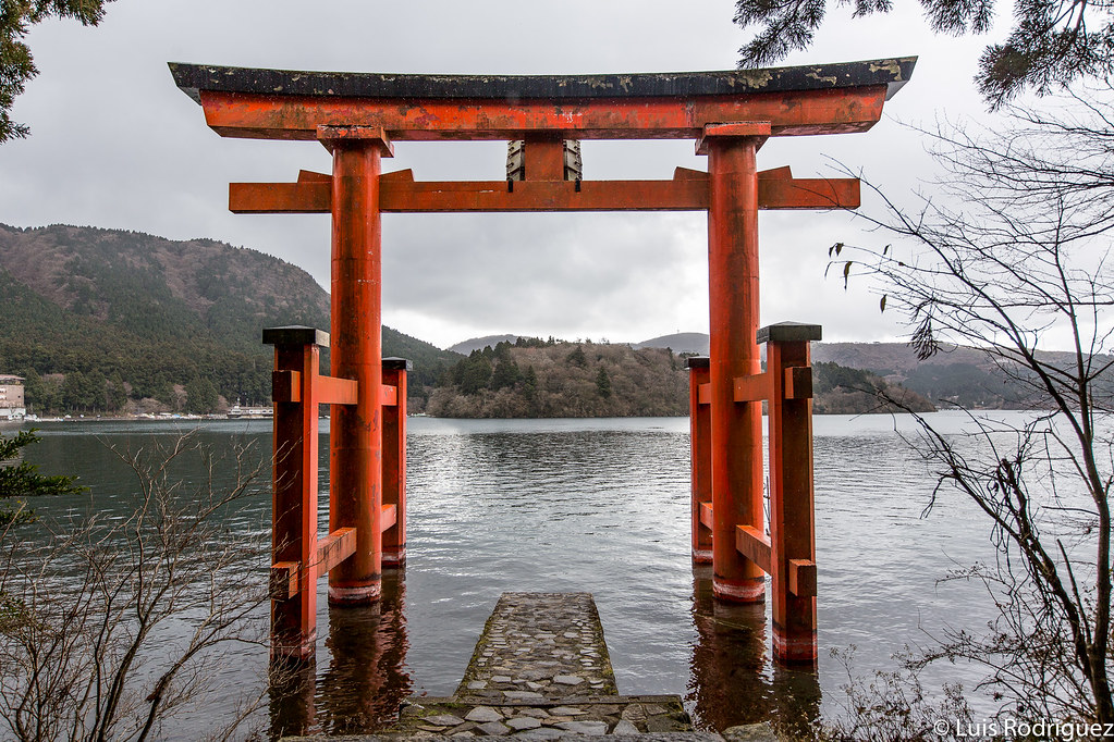 Torii en el agua del santuario de Hakone
