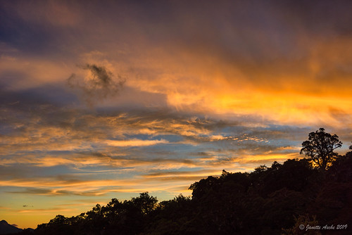 arthurrange johnreidhut kahuranginationalpark nz newzealand southisland tasmannz clouds hike hiking sunset tramp tramping viewfromjohnreidhut silhouette trees sky