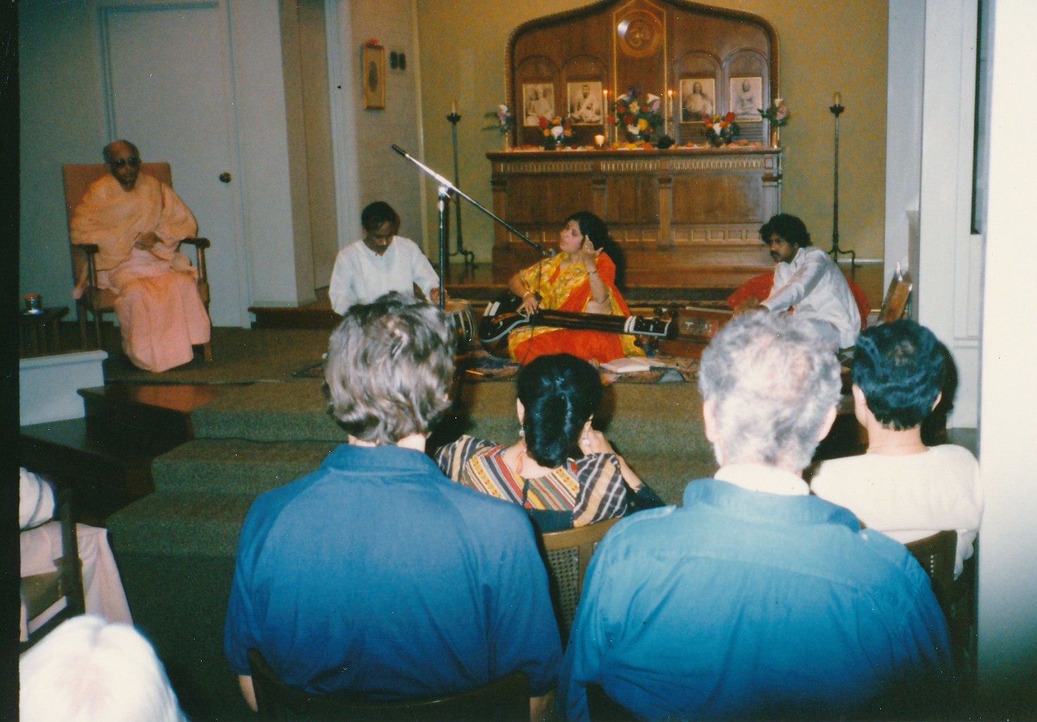 Mrs Nanda Banerjee Of Bakersfield Swami Shraddhananda Tarun Bata Charya With Satoor Sashankar Bakshi Tabla