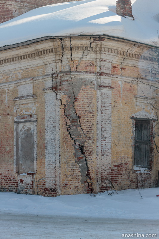 Трещина в стене Входоиерусалимской церкви, Солигалич