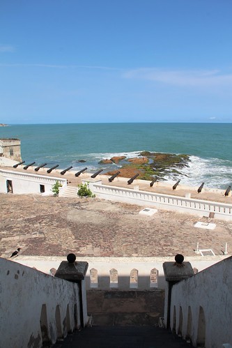 fort castle capecoast history museum slavery courtyard ocean rocks atlantic steps stairs canons africa goldcoast ghana