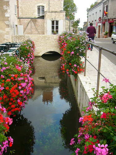 Rue Ruu Rû | a narrow canal called a Rû starts in Rue du Rû and runs… | Flickr