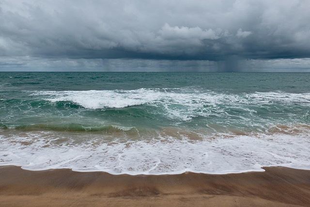 Ankunft in #Tangalle. . . . . #srilanka #ceylon #sea #beach #mood #rainy #horizon #rain #travel #travelling #clouds #darkclouds #lookslikerain #atmospheric #monsoon #rainingcatsanddogs #whatasight #travelphotography #reiselust #visitsrilanka #beautifulmom