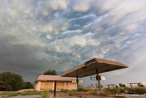 2012-05-20_8466 by brettjrob, The town of Clinton, OK, is treated to a spectacular mammatus show at sunset ahead of an approaching
