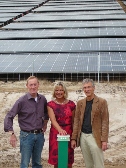 Jürgen Neesen (Städteregionstag), Eva-Maria Voigt-Küppers MdL und Bruno Barth (Stadtrat Herzogenrath): Symbolischer Startschuss für die Solaranlage