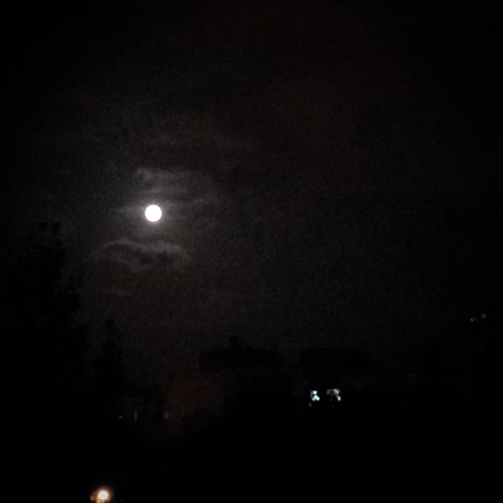 La lluna, la pruna #moon #lluna #fullmoon #llunaplena #eva… | Flickr