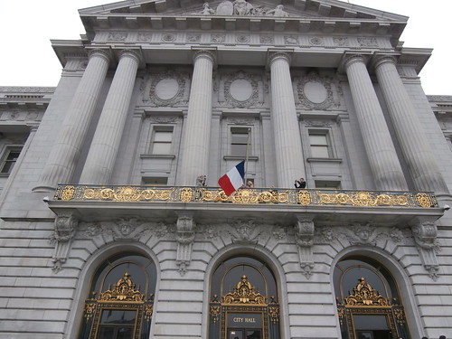 Levée de drapeau sur la Mairie de San Francisco