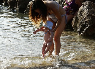 Mi nieto Oriól y mi hija Ana en la playa. Mallorca. | by nona delgado