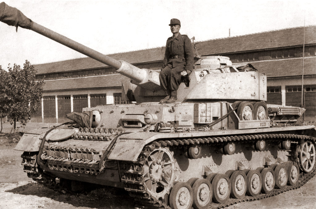 Первая а четвертая т. PZ 4 1944. Болгарский танк второй мировой войны. Танки Болгарии во второй мировой. Танки Румынии второй мировой.