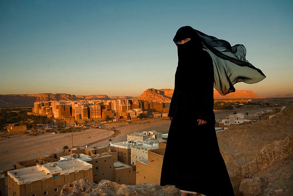 В горе в радости арабский. Никаб Саудовской Аравии. Восток пустыня никаб. Девушка в хиджабе в пустыне. Паранджа пустыня.