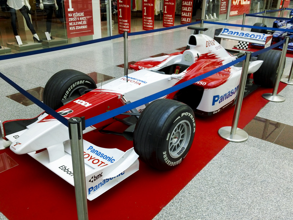 Toyota TF102 | Panasonic Toyota Racing team, 2002. Some inte… | Flickr