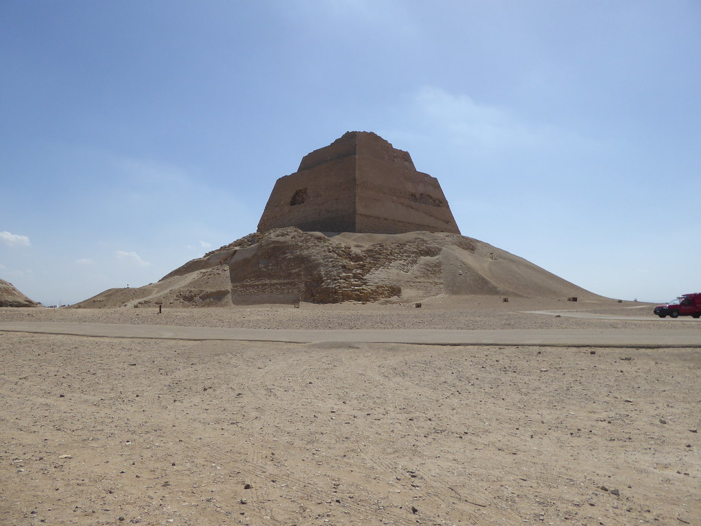 Пирамида в Медуме. Ступенчатая пирамида Снофру. Сфинкс Снофру. Китайские пирамиды.