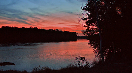 glastonburyct river sunset pjddigipic supershot fantasticnature cloudsstormssunsetssunrises red connecticutriver sunrays5 coth5 sunflower panasonicdmcg1 lumixcamera
