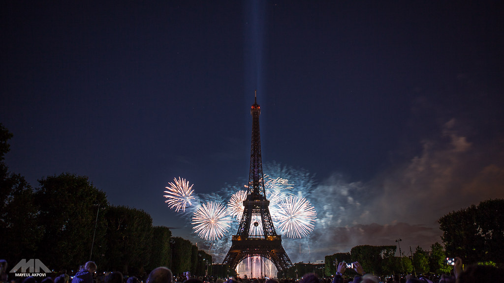 Feu d'artifice sur la Tour Eiffel - "Paris in Motion" By Mayeul Akpovi